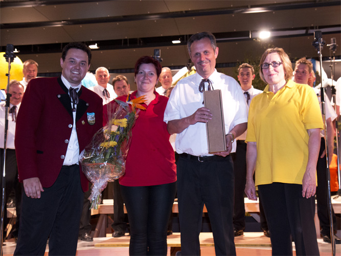 Überreichung der Gastgeschenke an Andrea und Rita.