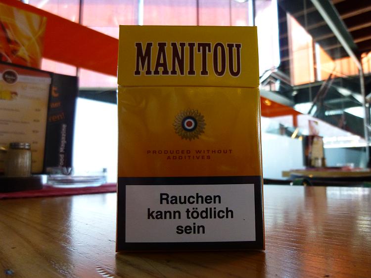 Zigarettenschachtel der Marke "Manitou" mit Warnhinweis "Rauchen kann tödlich sein".