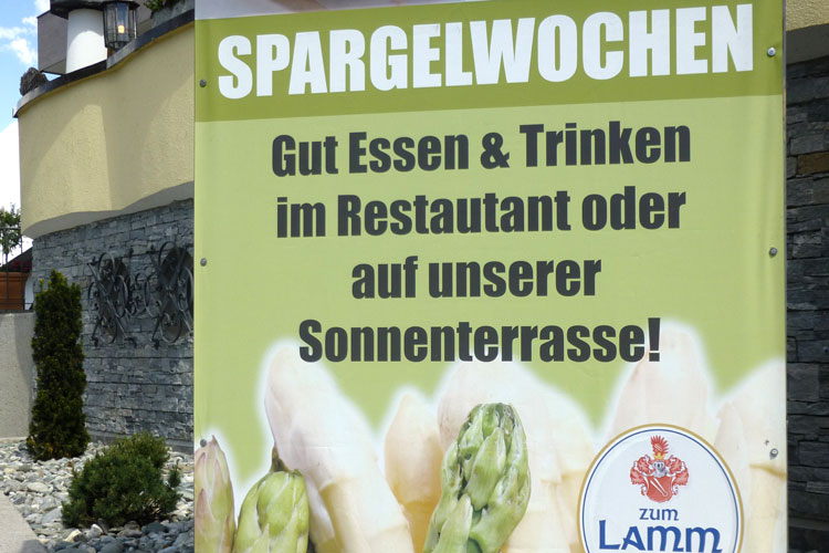 Auf einem Plakat wird für die Spargelwochen im "Restautant" statt im Restaurant geworben.